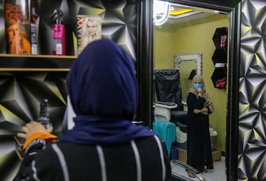 Los talibanes prohíben los salones de belleza para mujeres en Afganistán