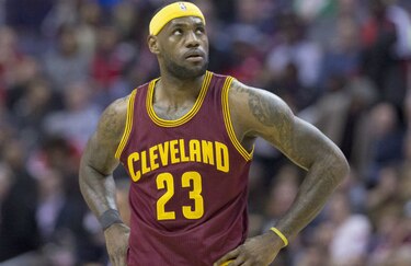 LeBron James hace historia en victoria de los Cavaliers