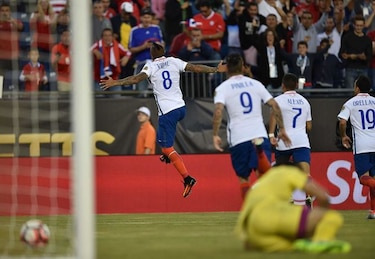 Chile supera 2-1 a Bolivia