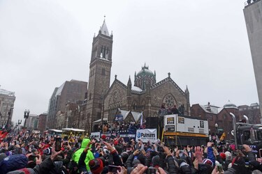 Bajo la nieve, Patriots celebran su quinto campeonato
