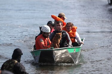 Más de 80,000 personas han sido rescatadas de sus casas tras las inundaciones en el sur de Brasil