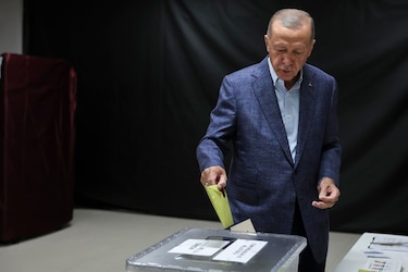 Elecciones en Turquía: Erdogan ruega a Alá por ‘un mejor futuro’ para su país tras depositar su voto