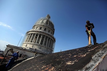 Récord de 250 mil viajes de cubanos al exterior tras reforma migratoria