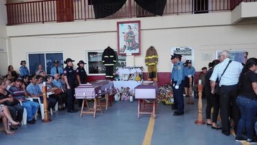 Bomberos rinden homenaje a dos compañeras muertas en accidente de tránsito