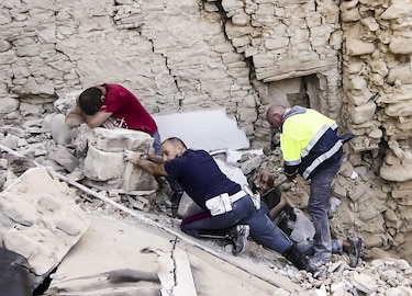 Al menos 247 muertos y numerosos desaparecidos por devastador terremoto en Italia