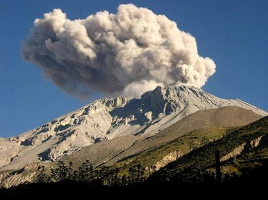 Volcán Ubinas obliga evacuación de pobladores en el sur de Perú