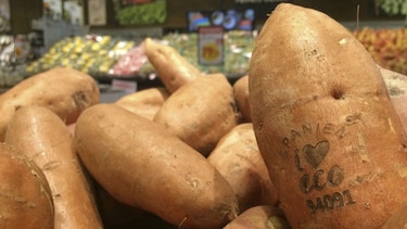 Supermercado sueco ensaya etiquetas láser en vegetales
