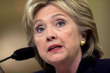 Suspenden revisión de correos confidenciales de Hillary Clinton