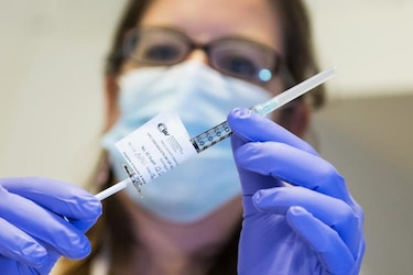 Autoridades suizas autorizan ensayo con segunda vacuna candidata para ébola