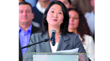 Partido de Keiko Fujimori sanciona a su hermano