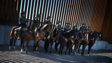 Policía de México bloquea paso a migrantes  hondureños
