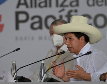 Remezón en gobierno peruano obliga a Castillo a conformar un nuevo gabinete