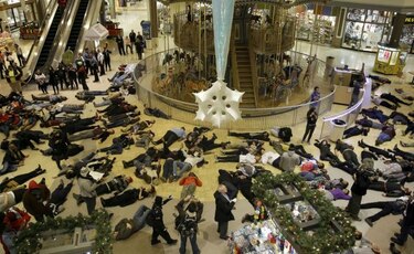 Protestas se toman centros comerciales en Ferguson
