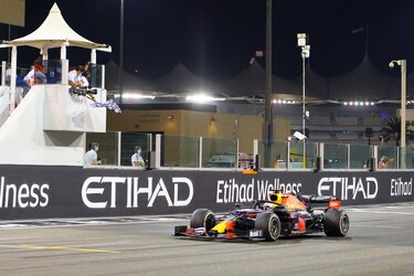 Verstappen vence en Abu Dabi por delante de los dos Mercedes