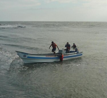 Senan y Sinaproc buscan a hombre que cayó al mar tras una marejada en Azuero