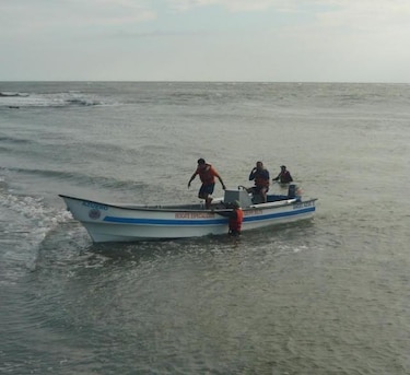 Senan y Sinaproc buscan a hombre que cayó al mar tras una marejada en Azuero