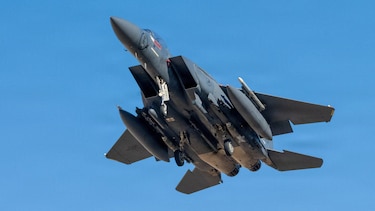 Irán afirma haber derribado dos aviones de combate de Estados Unidos: rescatan a dos de los tripulantes y buscan a un tercero