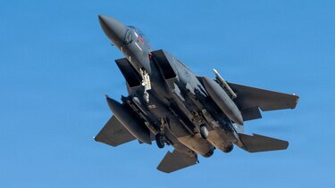 Irán afirma haber derribado dos aviones de combate de Estados Unidos: rescatan a dos de los tripulantes y buscan a un tercero