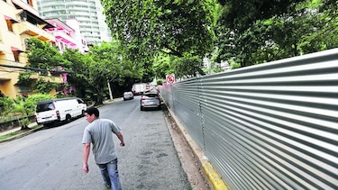 Paso peatonal sigue obstruido