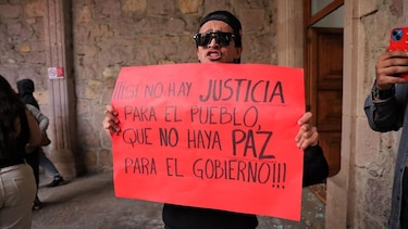 Quién era Carlos Manzo, el alcalde asesinado en México que le había pedido al gobierno de Sheinbaum apoyo para enfrentar al crimen organizado
