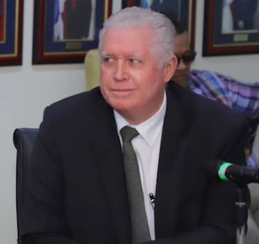 Un cuñado del ministro Felipe Chapman es designado en la directiva de la Superintendencia de Valores
