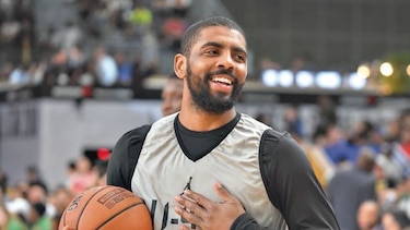 Kyrie Irving se muestra evasivo sobre jugar con LeBron James