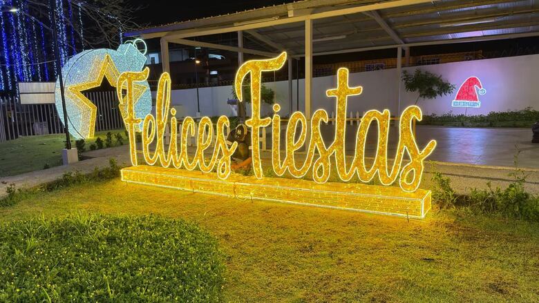 Panamá enciende su árbol navideño en la cinta costera