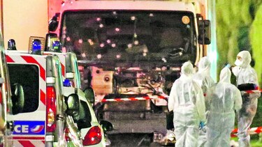 Camión embiste a multitud y deja 80 muertos en Francia