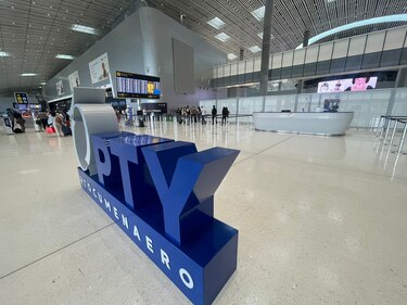 Tocumen S.A. contrata directamente a Disaroca Group por $74 mil para la decoración navideña