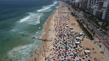 Los brasileños desafían el intenso calor en las playas de Río de Janeiro
