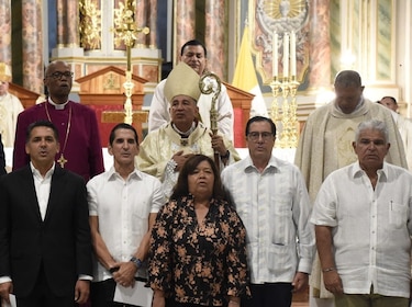 Los candidatos cantaron el himno y se dieron la paz en una misa; al salir, volvieron los dardos 