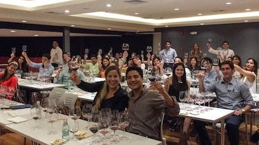 Jóvenes eligen el vino de la temporada