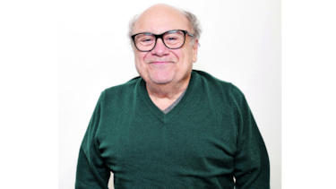 DANNY DEVITO Y SU PERRO VESTIDO DE AMARILLO