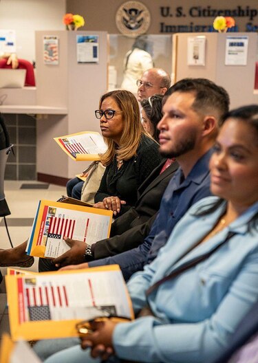 ‘Nuestra vida está en una especie de limbo’: hablan migrantes que estaban a un paso de ser estadounidenses, pero el gobierno de Trump canceló su ceremonia de ciudadanía