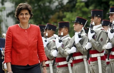 Macron anuncia gobierno compuesto por políticos veteranos y nuevos rostros