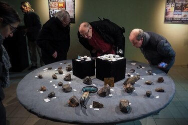 ‘En cuanto algo cae, es hora de ponerse en marcha’: el lucrativo negocio de los buscadores de meteoritos que ganan miles de dólares vendiéndolos