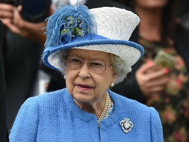 Isabel II, icono de moda con su fórmula de abrigo, vestido, sombrero y bolso