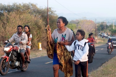 Cerca de medio centenar de muertos y 2,000 evacuados tras un terremoto de 7.7 en Indonesia