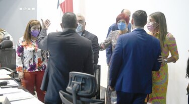 Independientes y partidos van a la contienda electoral en desigualdad