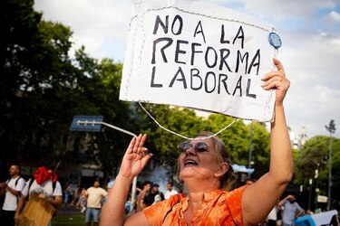 3 claves de la polémica reforma laboral que propone Milei en Argentina y que genera paros y protestas