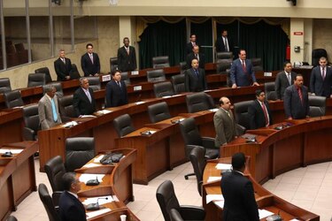 Pleno aprueba proyecto que deroga polémica ley sobre escoltas
