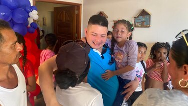 “Es un infierno lo que vivimos en El Salvador”: un barrio de Venezuela festeja el regreso de 4 repatriados que denuncian abusos en el CECOT