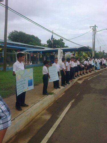 Estudiantes realizan cadena humana para exigir la protección del río La Villa