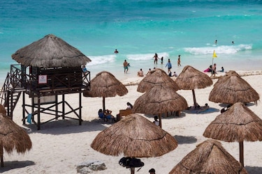 La paradisíaca isla del Caribe donde sus habitantes no tienen derecho a usar las playas