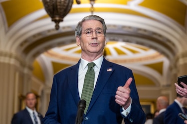 Secretario del Tesoro de Estados Unidos aboga por revisión exhaustiva ‘de toda la Reserva Federal’