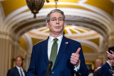Secretario del Tesoro de Estados Unidos aboga por revisión exhaustiva ‘de toda la Reserva Federal’
