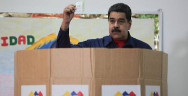 Nicolás Maduro barre en elecciones de alcaldes y amenaza a opositores de cara a presidenciales