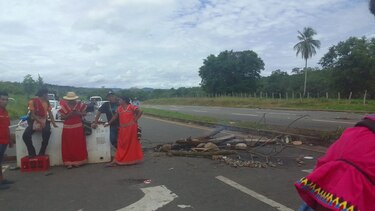 Abren por dos horas la vía Interamericana; suspenden transporte de pasajeros