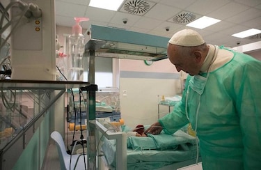 El Papa visita de improvisto dos hospitales en Roma