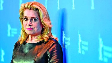 Deneuve pide disculpas
